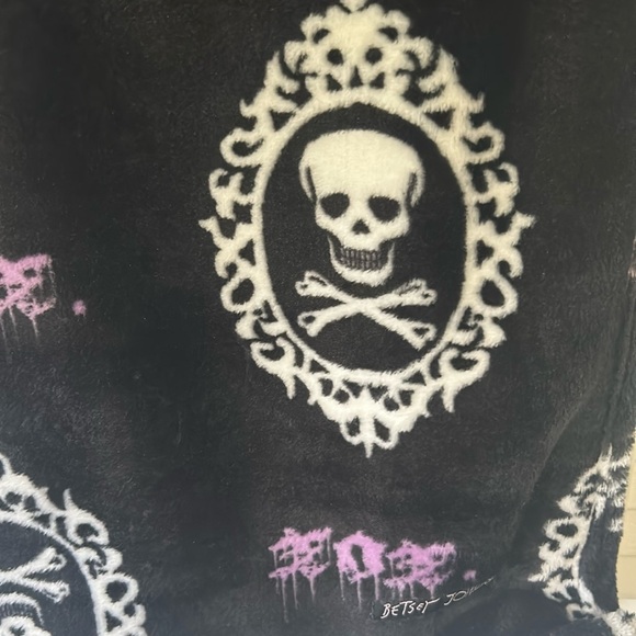 NWT Betsey Johnson Spooky Framed Skull Ultra Soft Plush Throw - Picture 4 of 6